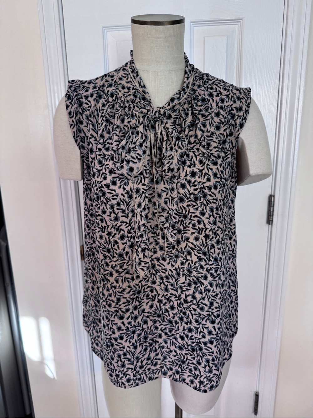 LOFT Floral Tie Neck Sleeveless Blouse Top Medium Blue Black Career Office Boho
